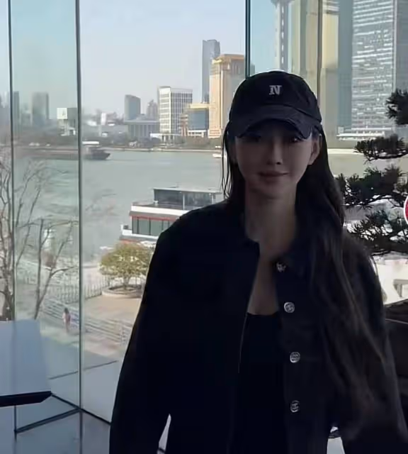 黃曉明女友葉珂疑逼婚！1號深夜直播，差點被網友指責到崩潰！