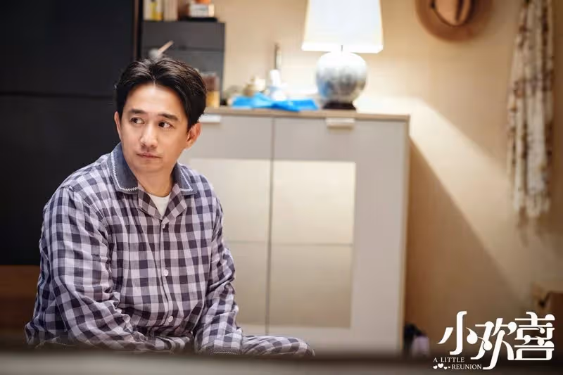 我加班晚回家，先生坐沙發不滿「我讓你買的東西呢？」因為太忙忘了買，結果一件小事，我們冷戰7天，他睡主臥我睡次臥，半夜手機螢幕突亮起…我一看急奔房門哭求