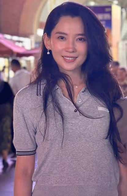 森林北和網友合影，身材高挑氣質好，身穿灰色POLO衫又美又颯
