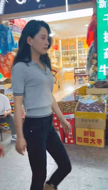 森林北和網友合影，身材高挑氣質好，身穿灰色POLO衫又美又颯