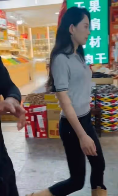 森林北和網友合影，身材高挑氣質好，身穿灰色POLO衫又美又颯