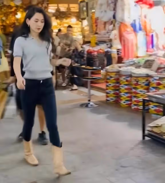 森林北和網友合影，身材高挑氣質好，身穿灰色POLO衫又美又颯