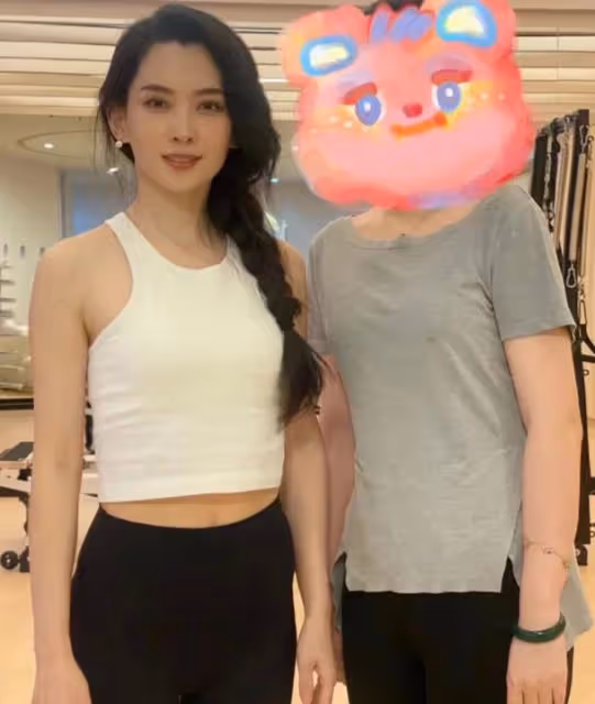森林北和網友合影，身材高挑氣質好，身穿灰色POLO衫又美又颯