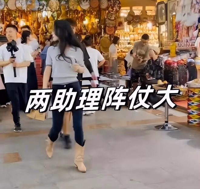 森林北和網友合影,身材高挑氣質好,身穿灰色POLO衫又美又颯