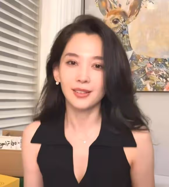 森林北和網友合影,身材高挑氣質好,身穿灰色POLO衫又美又颯