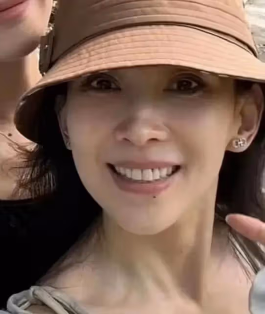 森林北和網友合影,身材高挑氣質好,身穿灰色POLO衫又美又颯