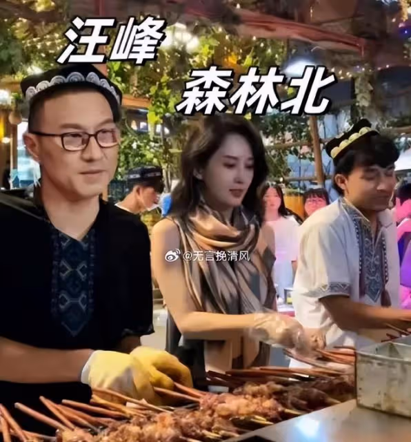 森林北和網友合影,身材高挑氣質好,身穿灰色POLO衫又美又颯