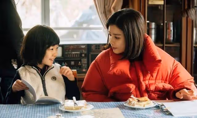 無意路過前夫的家，公婆驚訝認出熱情邀約，聊起離婚這5年近況，此時前夫突回家，身邊牽著未婚妻，預計年底結婚，我回家後收到他的簡訊…