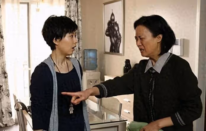 我和老伴每個月的退休金5萬！全花在兒子家「還幫忙帶孫子」 孫子上學後，我們出去旅遊1周「收到兒媳轉帳的10萬元」我頓時才清醒了…