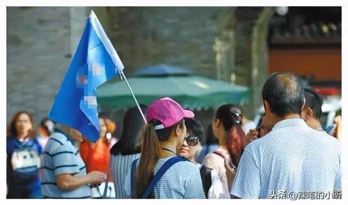 我和老伴每個月的退休金5萬！全花在兒子家「還幫忙帶孫子」 孫子上學後，我們出去旅遊1周「收到兒媳轉帳的10萬元」我頓時才清醒了…