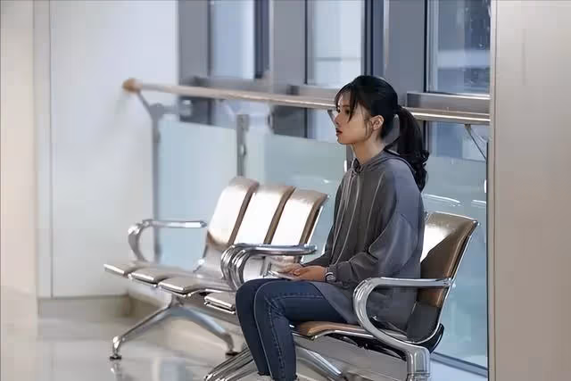 女兒帶兩孫旅行玩4天！ 63歲母親不放心「連發731條訊息」被封鎖，女兒解鎖後「傳來的第一句話」讓她懊悔痛哭…