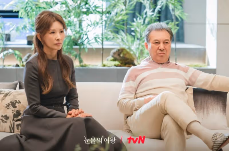 我是一名單親媽媽，離婚後託娘家照顧兒子「我去外地工作賺錢」每月都寄錢回家！ 端午節時「媽媽卻開口要10萬辛苦費」說想彌補弟媳…我心裡不太舒服還是去領了錢，回家後「打開行李」淚崩