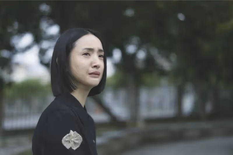 我是一名單親媽媽，離婚後託娘家照顧兒子「我去外地工作賺錢」每月都寄錢回家！ 端午節時「媽媽卻開口要10萬辛苦費」說想彌補弟媳…我心裡不太舒服還是去領了錢，回家後「打開行李」淚崩
