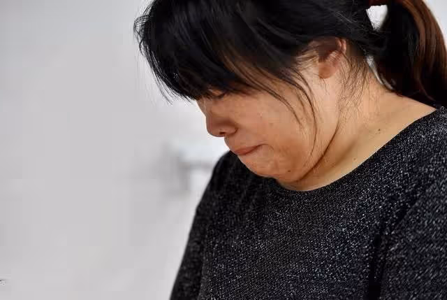 我是一名單親媽媽，離婚後託娘家照顧兒子「我去外地工作賺錢」每月都寄錢回家！ 端午節時「媽媽卻開口要10萬辛苦費」說想彌補弟媳…我心裡不太舒服還是去領了錢，回家後「打開行李」淚崩