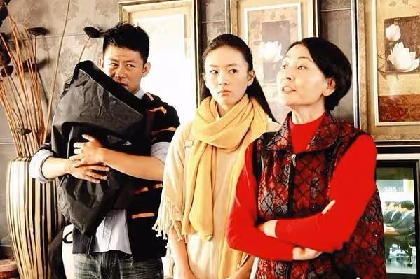 「去了一趟醫院看老友後，我決定要收回給兒子媳婦的提款卡，他們卻不肯還我只好直接掛失！隔天媳婦打來說的一番話讓我錯愕…」