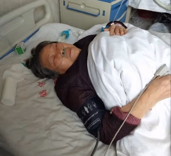 「去了一趟醫院看老友後，我決定要收回給兒子媳婦的提款卡，他們卻不肯還我只好直接掛失！隔天媳婦打來說的一番話讓我錯愕…」