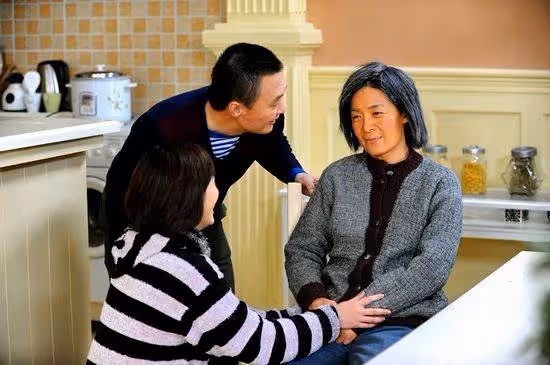 老公過世好幾年了，我「住在女兒女婿家裡養老」一住就7年！最近領到350萬都更補償金「我故意說全要拿去給兒子買房」，下秒女婿的話卻讓我哭了 # 故意試探女兒女婿 # 卻沒想到他們的反應出乎我意料
