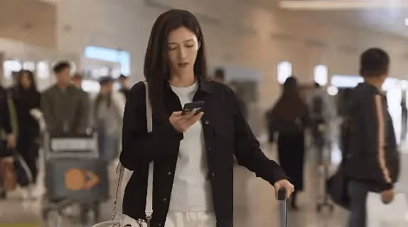 陪婆婆買東西「竟撞見老公和別的女人牽著手逛街」！ 我太難堪假裝沒看到，結果卻被婆婆發現竟說：「別怕，讓我來！」下秒她向老公走去…. #完全沒料到會這樣發展