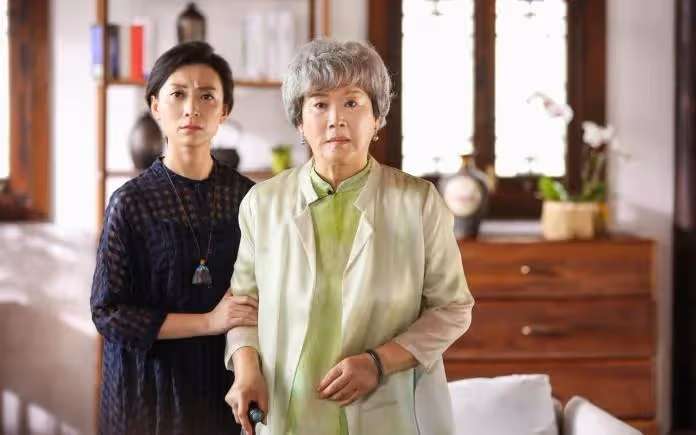 陪婆婆買東西「竟撞見老公和別的女人牽著手逛街」！ 我太難堪假裝沒看到，結果卻被婆婆發現竟說：「別怕，讓我來！」下秒她向老公走去…. #完全沒料到會這樣發展