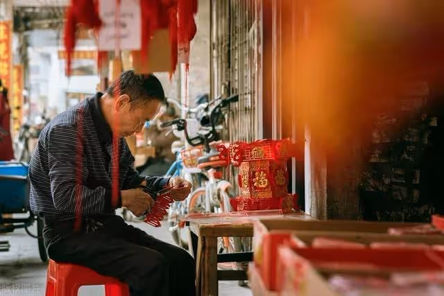 婆婆出車禍走了公公的身體也變差！ 2個小叔都不肯照顧，我和老公「帶回家照顧15年」公公沒給過一毛錢 但他過世第2天「家裡來了2個律師」…