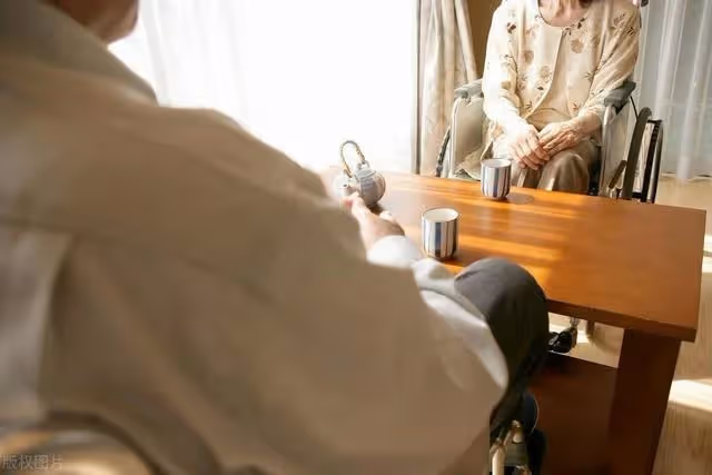 婆婆出車禍走了公公的身體也變差！ 2個小叔都不肯照顧，我和老公「帶回家照顧15年」公公沒給過一毛錢 但他過世第2天「家裡來了2個律師」…