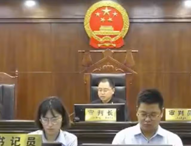2016年,一婦女打牌時得知,11年前害她賠30萬的死者,竟還活著