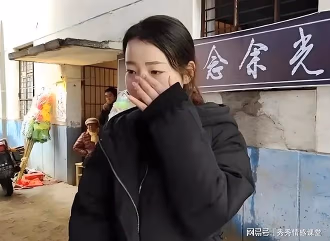 凌晨3點,女鄰居發來消息讓我去陪她,門打開後,我直接愣在原地