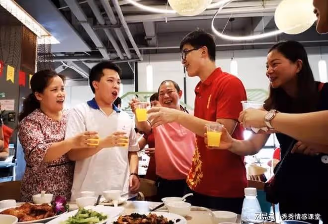 我考上大學,爸爸擺了兩桌謝師宴,結果被大伯一家五口毀了