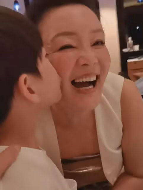 張蘭獲孫子獻吻笑開花,小玥兒再曝正臉,就是汪小菲大S的結合體