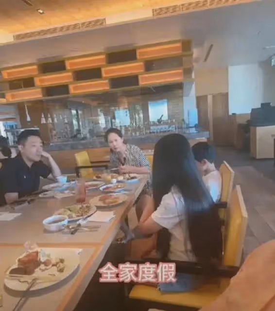 張蘭曬日本度假視頻,孫子孫女全粘著保姆,疑被大S下令躲開鏡頭