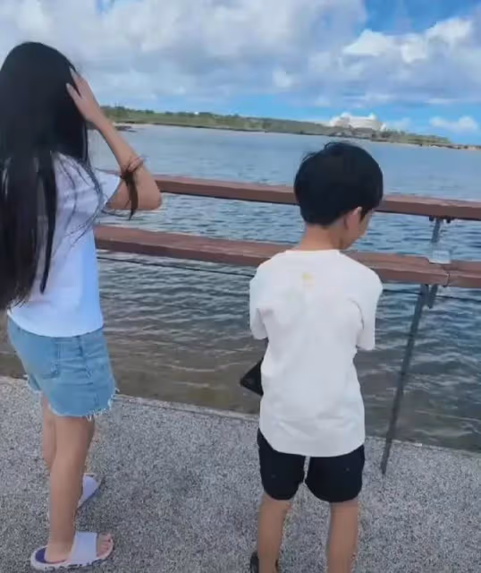 張蘭曬日本度假視頻,孫子孫女全粘著保姆,疑被大S下令躲開鏡頭