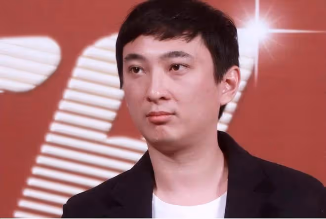 秦奮成都太古里逛街被偶遇,真人很矮,打扮奇怪,疑回國看孩子!
