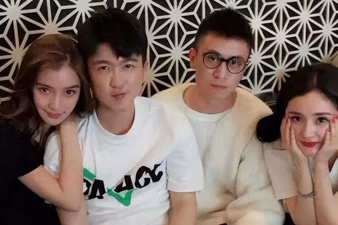 秦奮成都太古里逛街被偶遇,真人很矮,打扮奇怪,疑回國看孩子!