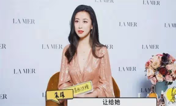 她被前男友公開私密照，尺度堪比「艷照門」，嫁小9歲老公很幸福