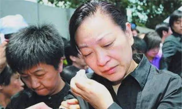 羅京去世15年,曾經哭到暈厥的妻子改嫁富商,母親至今不知死訊