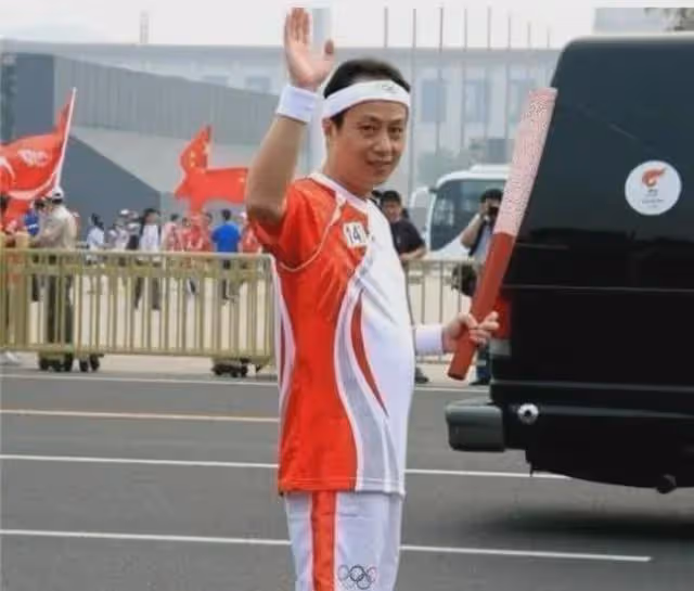 羅京去世15年,曾經哭到暈厥的妻子改嫁富商,母親至今不知死訊