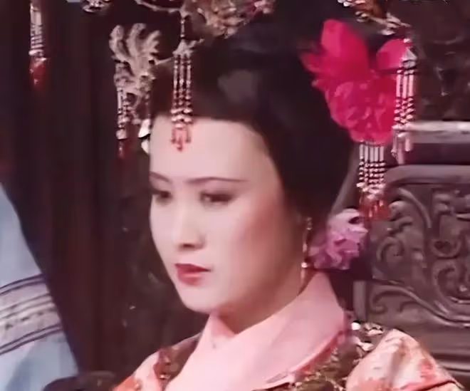 柏寒病逝12年了，臨終將兒子託付給海清，如今海清的堅持令人淚目