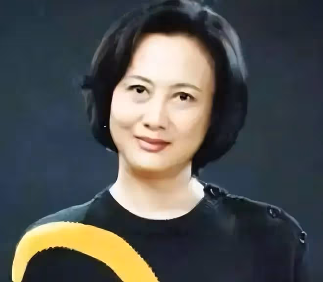 柏寒病逝12年了，臨終將兒子託付給海清，如今海清的堅持令人淚目