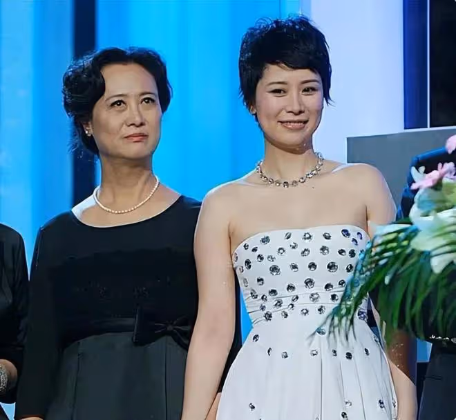 柏寒病逝12年了，臨終將兒子託付給海清，如今海清的堅持令人淚目