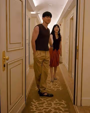 韓星金武烈尹升娥結婚9年還像熱戀! 「牽手扶愛妻下樓」PO照放閃