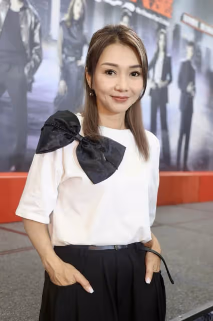 香港女星弔帶裙演站街女,性感不輸當年!曾拍超50部尺度電影