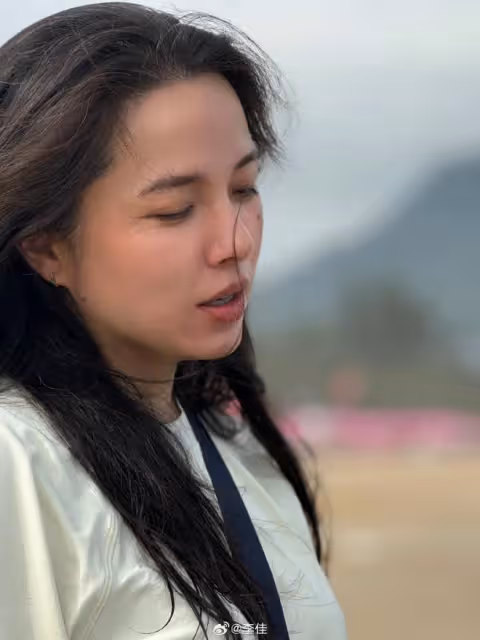 靳東老婆近照曝光，懟臉視角顏值超耐打，臉上零皺紋卻已滿頭白髮