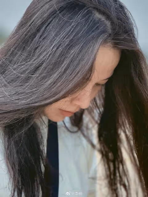 靳東老婆近照曝光，懟臉視角顏值超耐打，臉上零皺紋卻已滿頭白髮