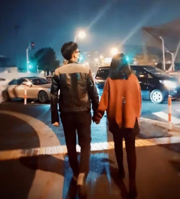 靳東老婆近照曝光，懟臉視角顏值超耐打，臉上零皺紋卻已滿頭白髮