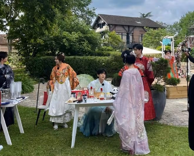 中餐廳漢服遊園會路透:虞書欣的唐裝好可愛,胡一天像大狀元