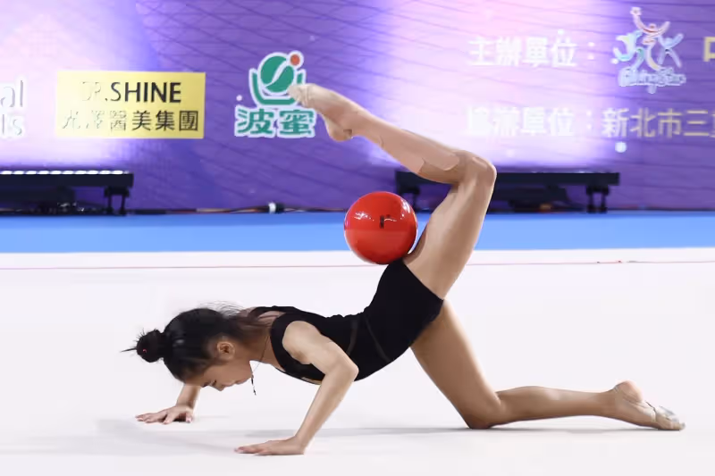 瑞莎砸逾300萬辦比賽「學員40度高溫下苦練」　聞3胎嚇到搖手：我沒時間了