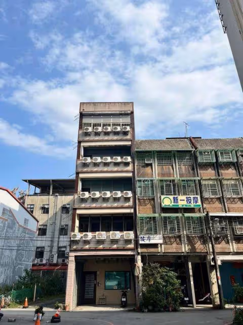 整棟樓都恆溫!5層樓透天「外牆掛20台冷氣」畫面超壯觀 網一看發現不單純「真實用途曝」