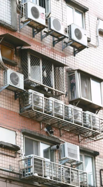 整棟樓都恆溫!5層樓透天「外牆掛20台冷氣」畫面超壯觀 網一看發現不單純「真實用途曝」