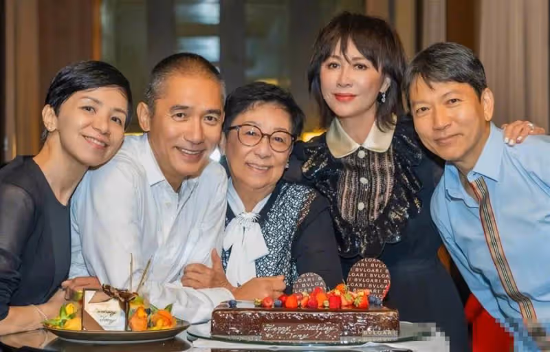 梁朝偉全家福曝光，劉嘉玲緊貼婆婆為他慶生，偉仔白髪比媽媽還多