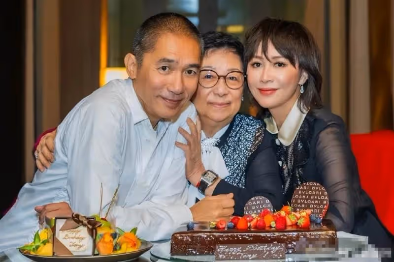 梁朝偉全家福曝光，劉嘉玲緊貼婆婆為他慶生，偉仔白髪比媽媽還多